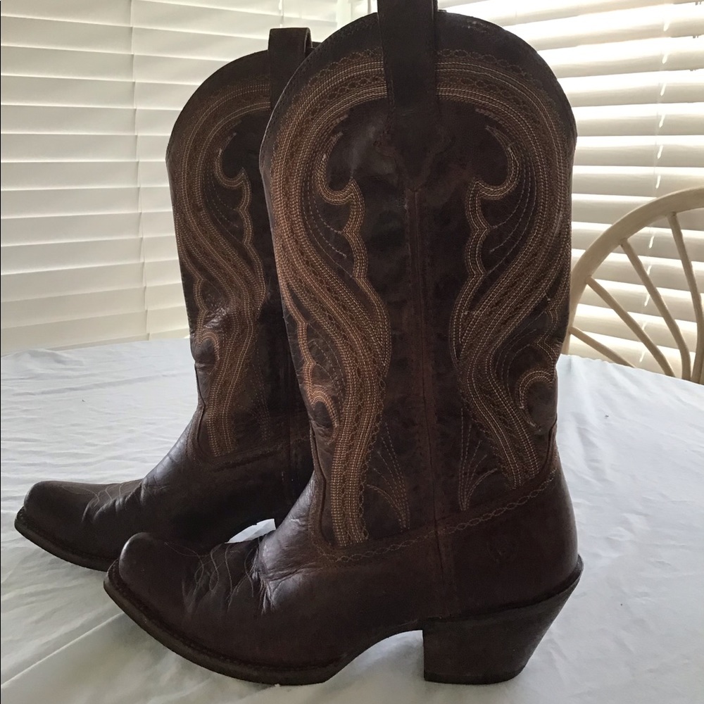 Ariat Ladies Boots, Sz:9.5B Style# 10016357.  Heel height is 2-3”